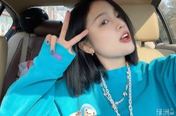 吴宣仪走红毯披肩掉了 炸出嫩白半球事业线