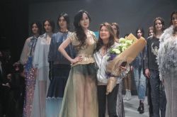 萧蔷深V薄纱现身活动 52岁真实状态太美