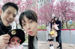 郭碧婷光脚丫散步 老公向佐帮拎鞋