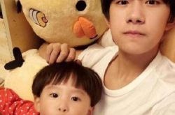 易烊千玺弟弟登杂志封面 7岁就破世界纪录