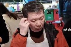 冯小刚吃火锅偶遇 白癜风近照更严重了