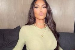 金卡戴珊首登福布斯亿万富豪榜 海滩晒G球甜喊幸福