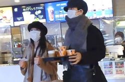 户田惠梨香松坂桃李婚后合体晒恩爱 影院看片婚戒太吸睛