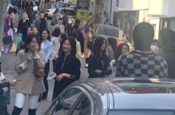 宋慧乔新剧开拍 街头被捕获造型曝光