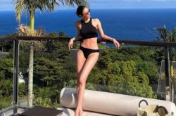 菜菜绪忙里偷闲 屋久岛渡假晒长腿