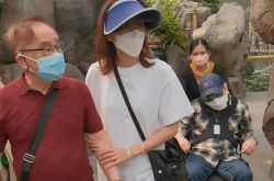 黎姿带半瘫弟弟黎婴去主题公园玩 三名女儿同行幸福了