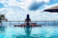 菜菜绪泳装表演一字马 1.72米身高太标致了