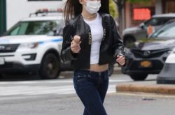 汤姆克鲁斯女儿15岁生日 美少女露小蛮腰秀身材