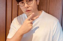 周杰伦罕见戴眼镜 被赞年轻10岁