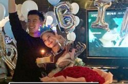 何超莲生日会如求婚派对 窦骁吻贺寿星女友