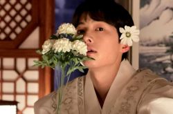 宋仲基曝光幼时旧照 邻居以为我是女生