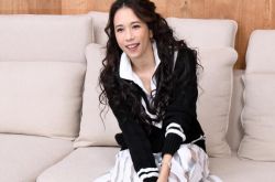 50岁莫文蔚坚持性感登红馆 出道28年告别舞台