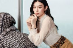 奚梦瑶怀二胎后首露面 挺孕肚辣穿细肩礼服