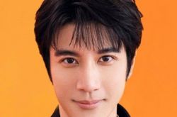 王力宏庆45岁生日 颓废长发绑脏辫