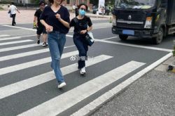 巧遇高圆圆过马路 真实身材比例曝光