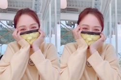 陈乔恩卖萌 左手无名指大钻戒成亮点