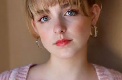 麦肯娜·格瑞丝曝14岁照 粉嫩妆包头天生公主