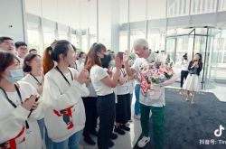 林瑞阳公司顶楼开61岁生日趴 张庭带女员工下跪比心