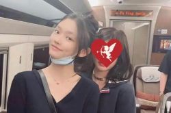 林允搭高铁被偶遇合照 素颜零滤镜变无眉娘