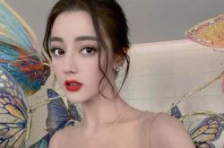 迪丽热巴深V直角肩锁骨 美到上热搜了