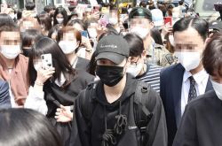 SHINee泰民以军乐队现役入伍 数百粉丝包围送行