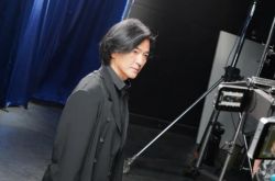 郑伊健靠长发赚外快 自度舞步Sell活力