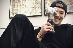 向佐新戏爆饰演李小龙 曝隔离生活孤单颓废