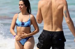 24岁卡米拉穿上泳装秀出真实身材曲线