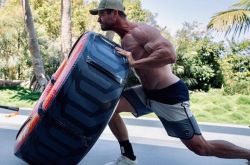 克里斯·海姆斯沃斯手臂爆筋下面被笑太细 有史以来最壮雷神