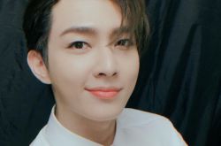 炎亚纶漫画脸走红 一模一样男主角