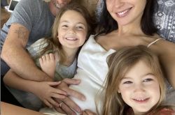 盖尔加朵怀孕外出曝光 素颜入镜美到发光