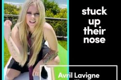 艾薇儿出道20年首开抖音 飙唱经典曲《Sk8er Boi》勾回忆