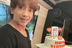 Rain边赶行程边庆生 生日礼物堆满门