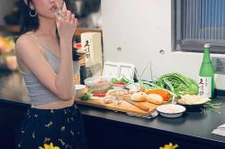 柯佳嬿居家煮菜性感照曝光