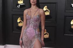 杜阿·利帕代言VERSACE 性感歌姬来撩拨你了