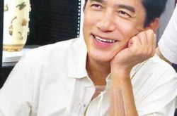 梁朝伟生日托腮笑 最爱寿桃包