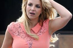 布兰妮不满身材被抹黑 度假散心变糟心