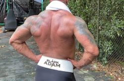 巨石强森炸裂背肌 太平洋宽肩粉丝看傻