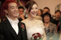 54岁陈小春拜倒应采儿石榴裙下11年 穷困火爆浪子晋升人生胜利组