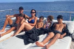 C罗欧洲杯提早结束 带女友孩子度假