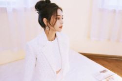 Angelababy捐50万救水灾上热搜 被骂太少弄得人尽皆知