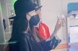 范冰冰复出受阻全力经营个人品牌 亲赴生产工厂把关产品细节