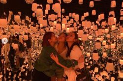 杨丞琳上海逛美术馆全被拍 陈妍希短裤泄铅笔腿陪闺蜜