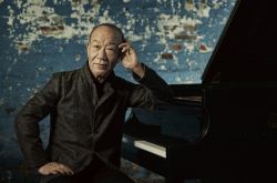 久石让70岁挑战交响乐指挥 去年练到手指骨折公演延期