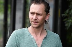 汤姆希德勒斯顿外出遛狗爆近况 粉丝担心发际线