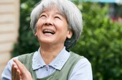 田中裕子变银发族没包袱 人生下半场活出第二人生