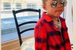 昆凌晒娃4岁儿学周杰伦耍帅