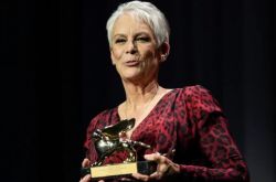 威尼斯电影节62岁尖叫女王杰米·李·柯蒂斯领终身成就奖