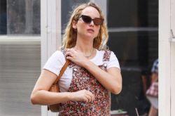 詹妮弗劳伦斯宣布怀孕首现身 挺孕肚大嗑薯条