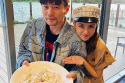 周杰伦法国精品店被巧遇 伸手搂昆凌低调情侣装